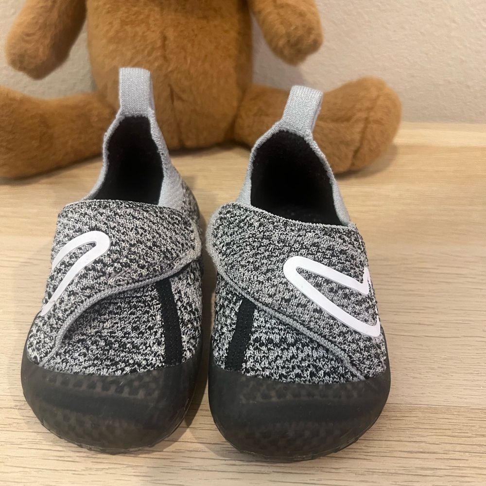 Nike Kids Gray Slip-On Shoes Size 6c